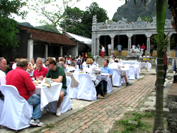 Buffet dans le Temple de Thai Vi - Tam Coc (Hoa Lu)